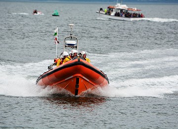 Beaumaris lifeboat coming in to shore on lifeboat day